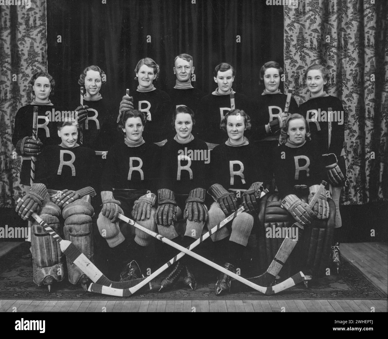 Jasper Place Rustlers Hockeyteam aus Edmonton, Alberta, kanadische Damen-Hockey-Champions. Bild der Hockeymannschaft in Trikot und Uniform der Periode. 1932-33 Stockfoto