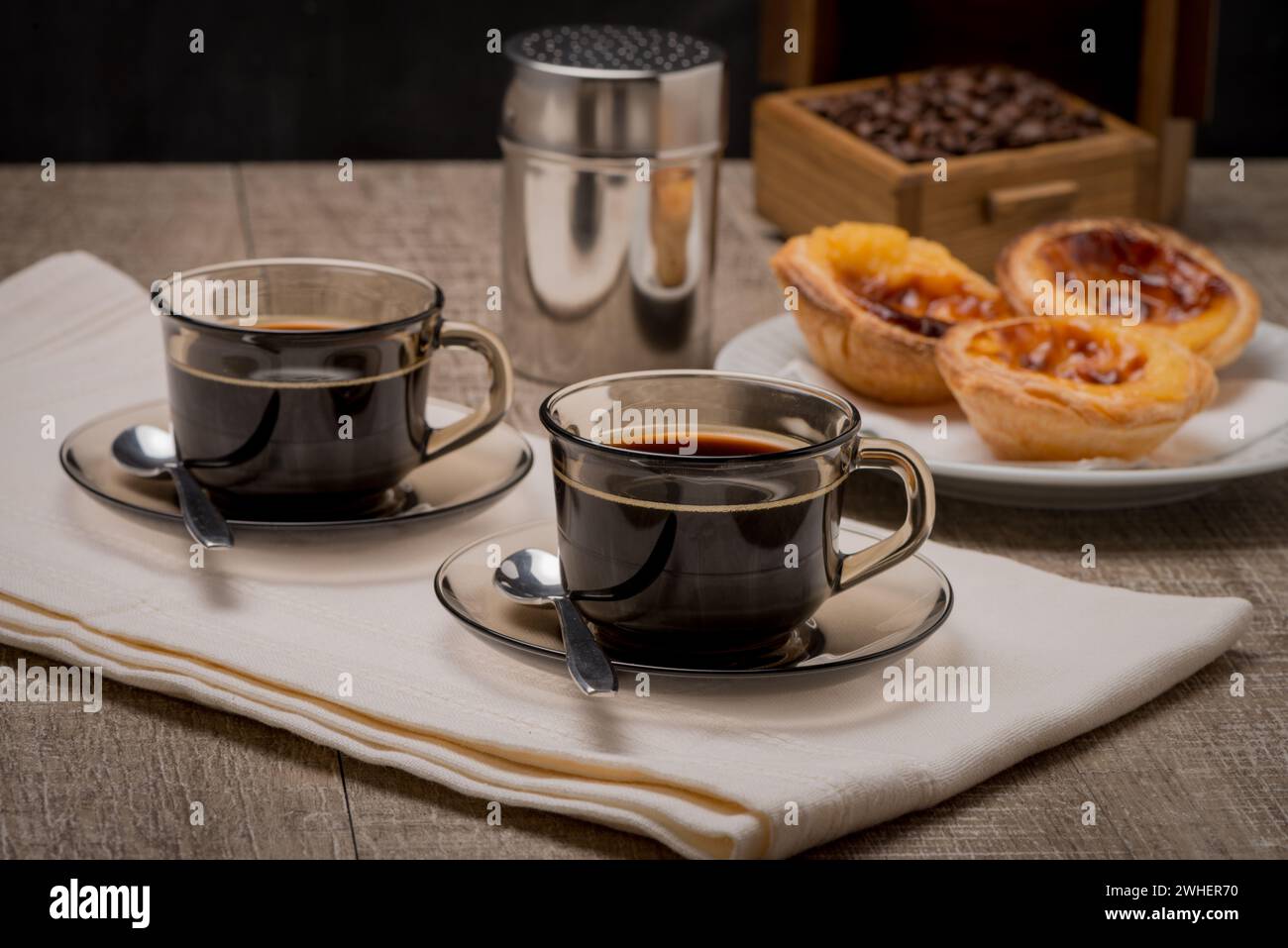 Portugiesische Pustard-Torten mit Kaffee Stockfoto