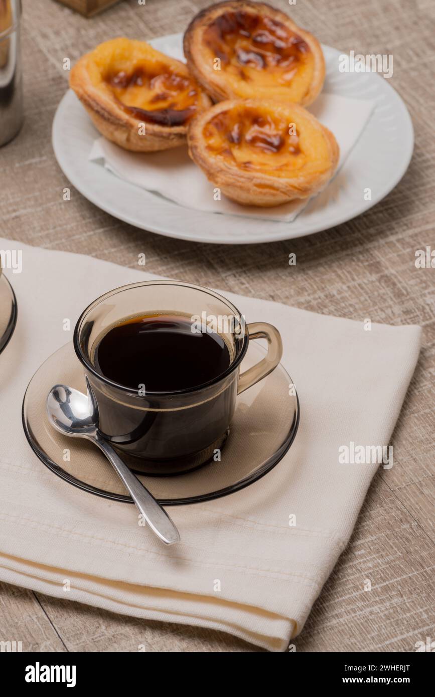 Portugiesische Pustard-Torten mit Kaffee Stockfoto