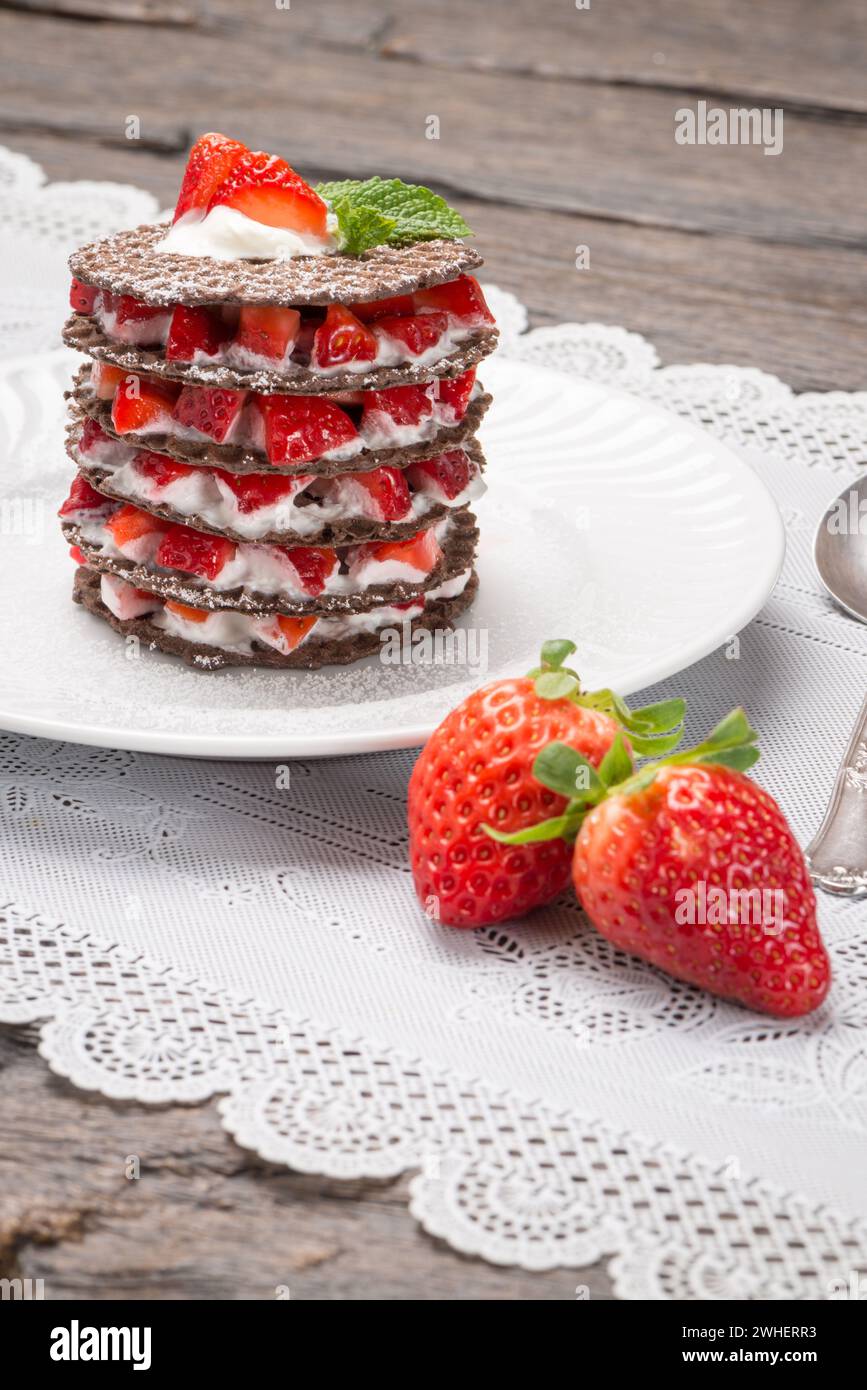 Erdbeeren-Dessert mit Sahne Stockfoto