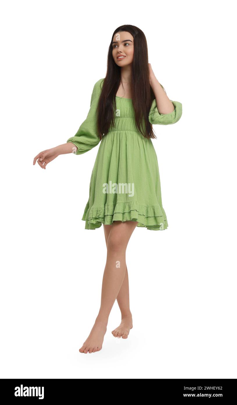 Schönes Mädchen in grünem Kleid auf weißem Hintergrund Stockfoto