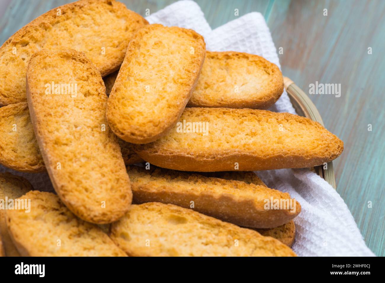 Toasten Sie Brot auf einem Holztisch Stockfoto