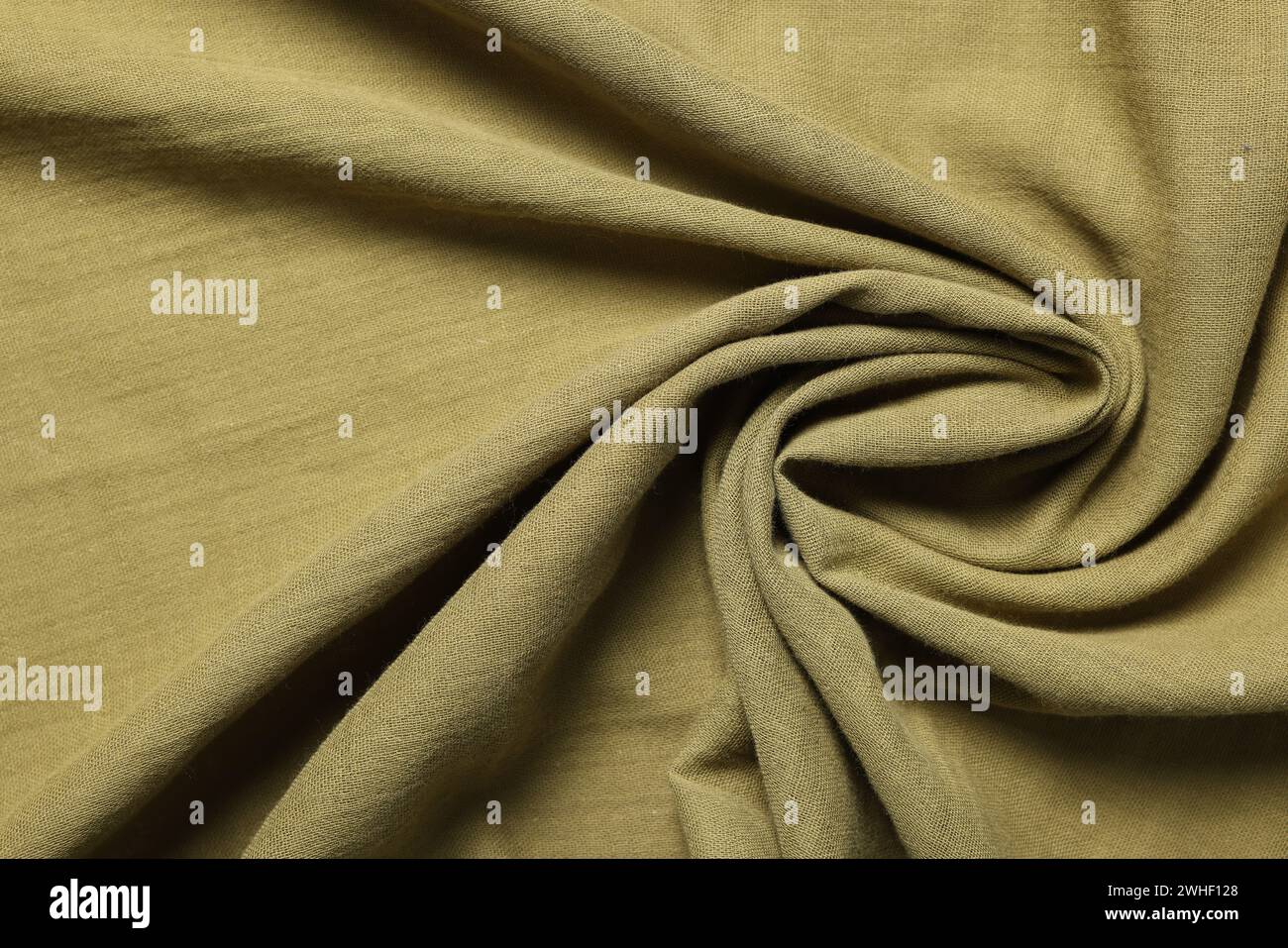 Textur von olivfarbenem zerknittertem Gewebe als Hintergrund, Draufsicht Stockfoto
