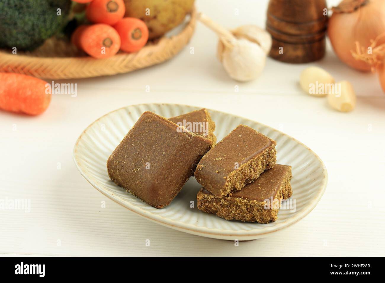 Japanische Curry-Blockpaste auf Keramikplatte Stockfoto