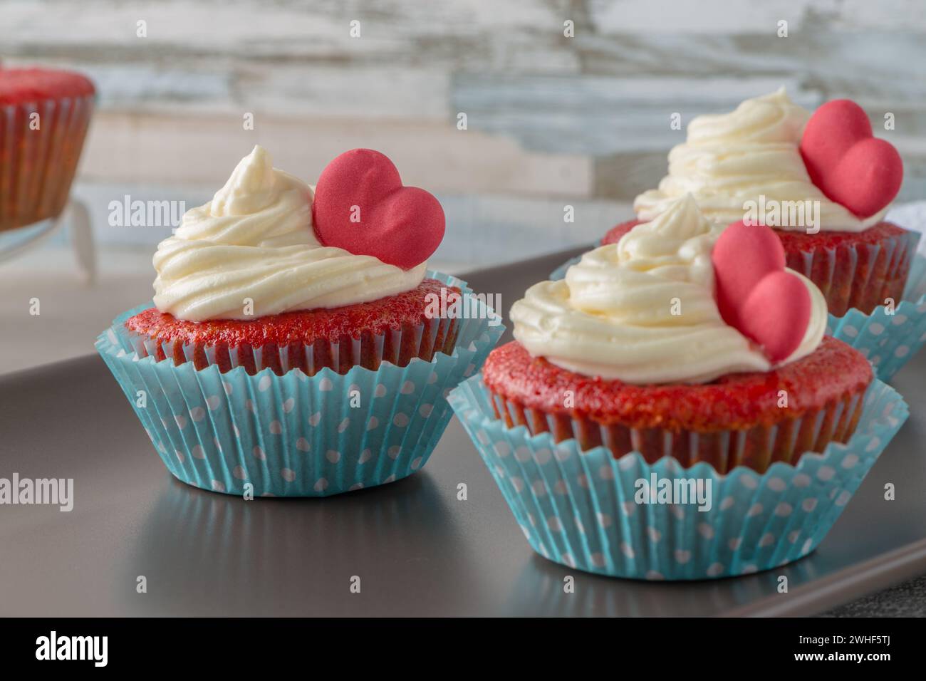 Cupcakes mit rotem Herzen Stockfoto