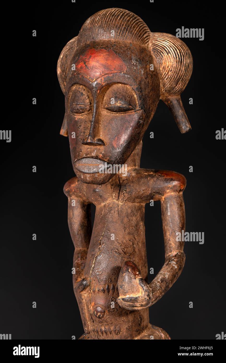 Nahaufnahme einer hölzernen Senufo männlichen Figur aus der Elfenbeinküste. Afrikanische Kunst mit meisterhafter Handwerkskunst und spirituellem Symbolismus. Stockfoto