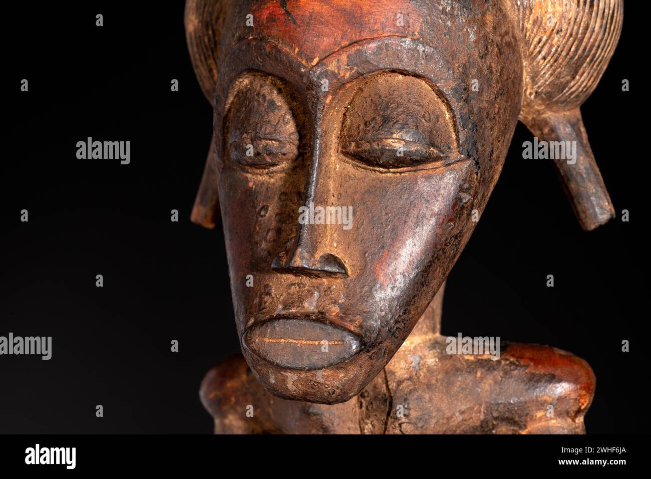 Nahaufnahme einer hölzernen Senufo männlichen Figur aus der Elfenbeinküste. Afrikanische Kunst mit meisterhafter Handwerkskunst und spirituellem Symbolismus. Stockfoto