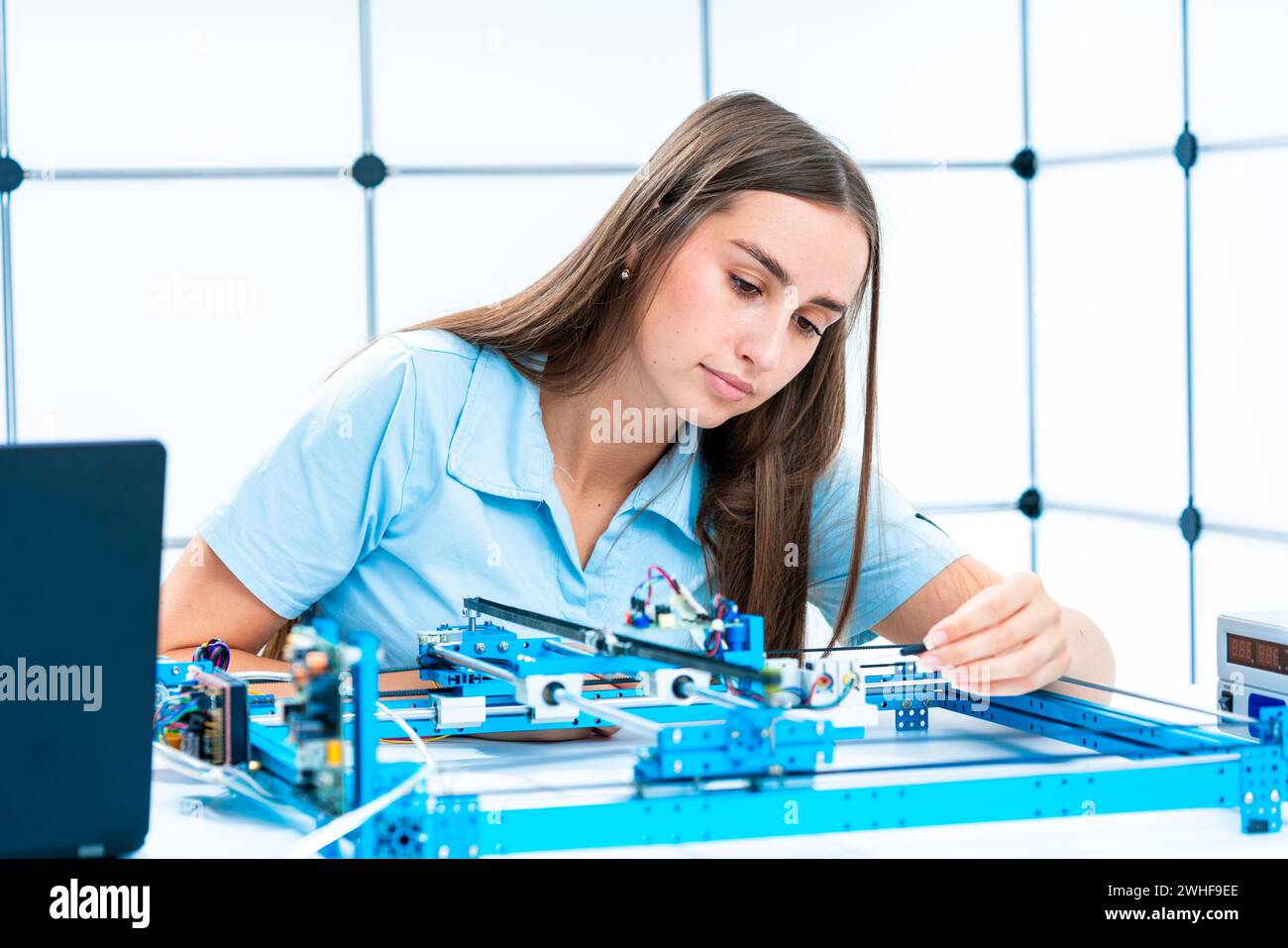 Wissenschaftler, die mit computergestützter numerischer Steuerungstechnik arbeiten Stockfoto