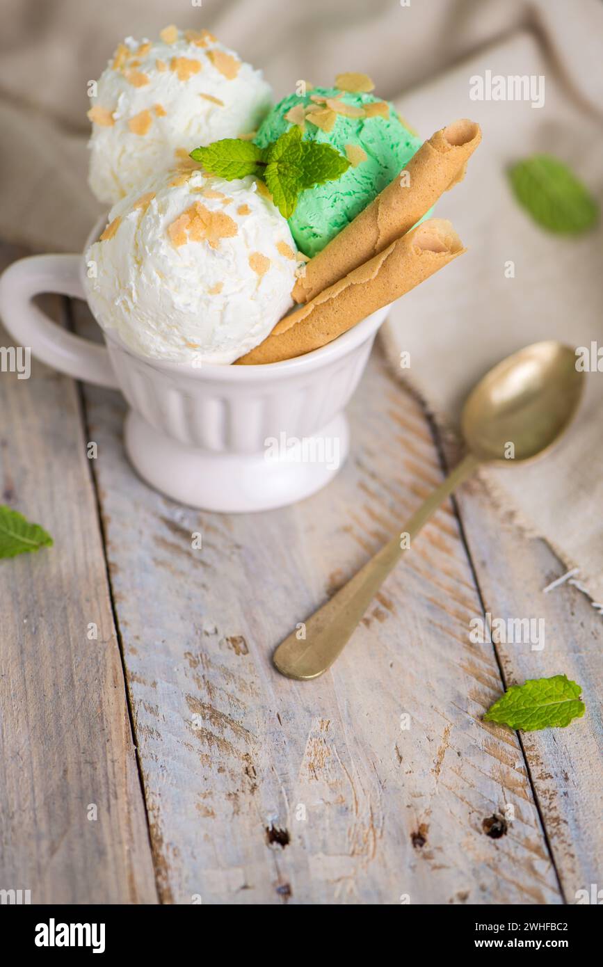 Vanille- und Minzeis in einer Tasse Stockfoto
