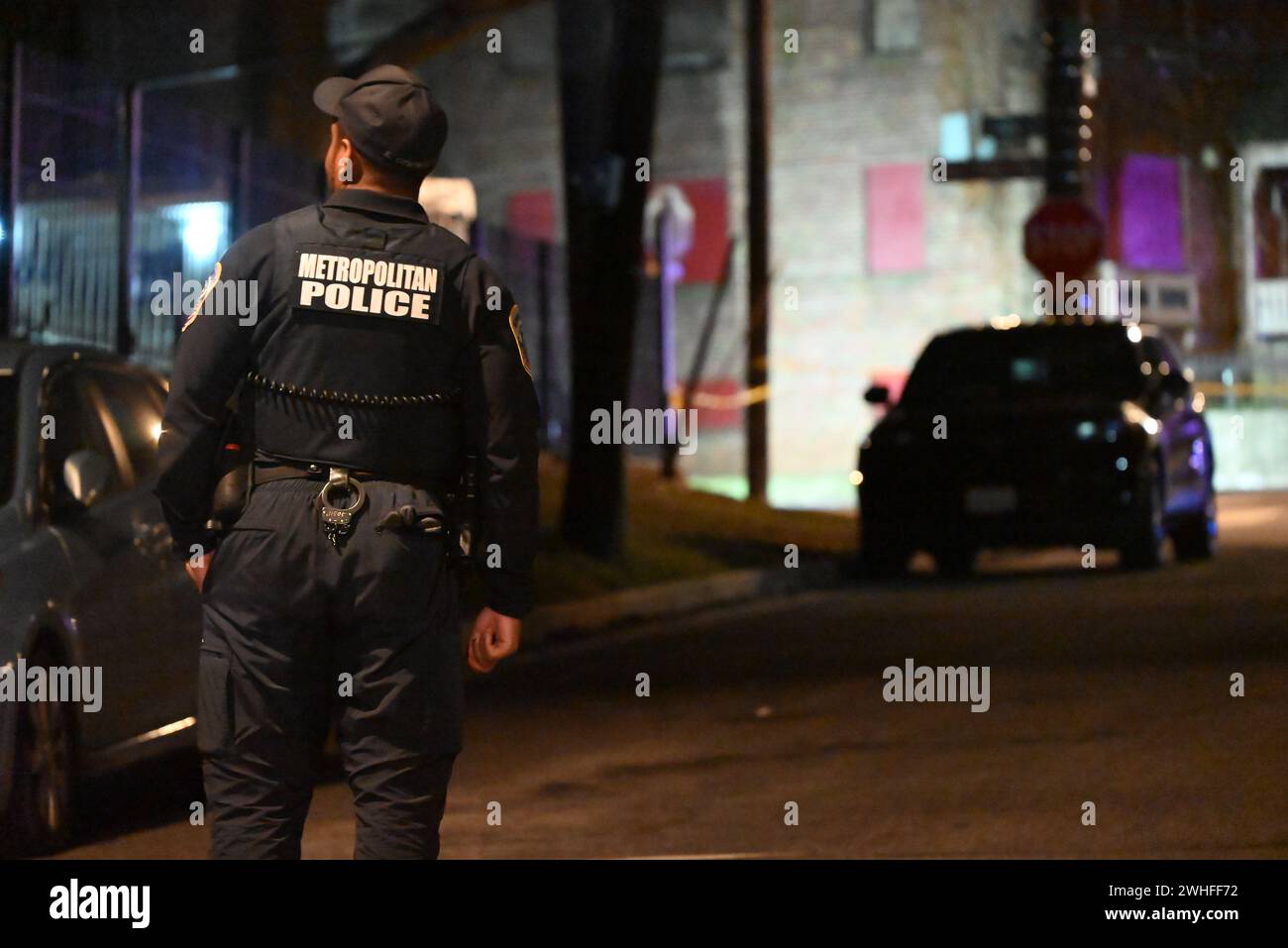 Polizisten der Metropolitan Police am Tatort. Die Polizei erschießt den Verdächtigen bei einer polizeilichen Schießerei in Washington, DC am 9. Februar 2024. Die Polizei war auf Patrouille in der Bangor Street, Südosten. Die Polizei versuchte freitagabends, Kontakt mit einem Verdächtigen in der Gasse eines Wohnkomplexes aufzunehmen, und der Mann rannte vor der Polizei, zog eine Schusswaffe heraus und begann mehrmals, auf die Polizei zu feuern. Die Behörden haben das Feuer zurückgebracht und den männlichen Verdächtigen verletzt. Der Verdächtige wurde ins Krankenhaus gebracht und befindet sich derzeit in stabilem Zustand und leidet an einer nicht lebensbedrohlichen Schusswunde Stockfoto