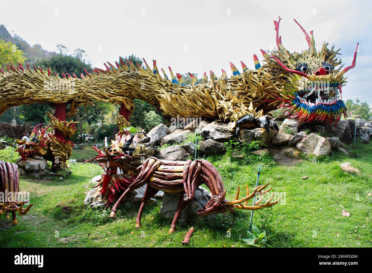 Kunstskulptur Schnitzerei hölzerne chinesische alte Drachen und Holz antike Schlangennaga im Garten Park für thailänder Reise Besuch des Wat Tham Khao Stockfoto