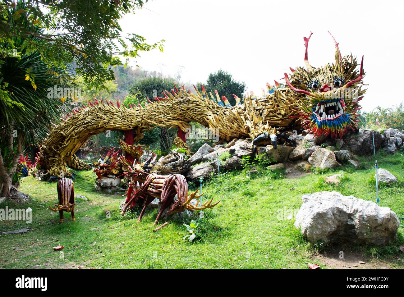 Kunstskulptur Schnitzerei hölzerne chinesische alte Drachen und Holz antike Schlangennaga im Garten Park für thailänder Reise Besuch des Wat Tham Khao Stockfoto