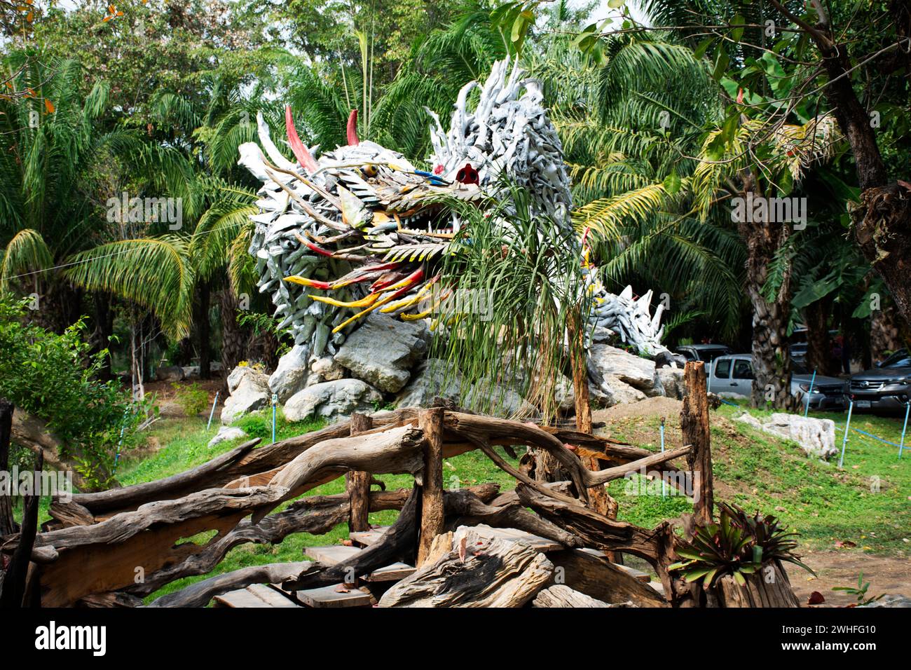 Kunstskulptur Schnitzerei hölzerne chinesische alte Drachen und Holz antike Schlangennaga im Garten Park für thailänder Reise Besuch des Wat Tham Khao Stockfoto
