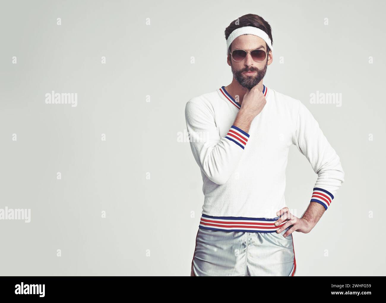 Männer-, Porträt- und Retro-Tennismode im Studio für Vintage-Style mit 80er-Look, Workout- und Sportausrüstung. Sonnenbrille, Training und Übung für Stockfoto