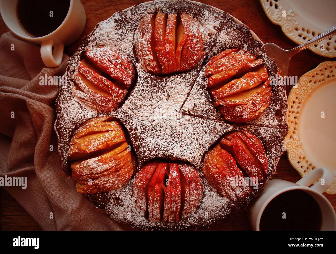 Apfelkuchen, Obst, Dessert, Herb auf Holz rustikal Tisch. Obere Ansicht, Weihnachten Hintergrund Stockfoto