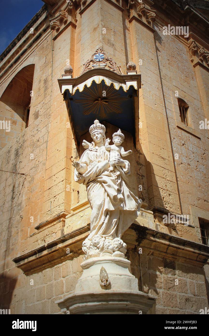 Statue der Jungfrau Maria mit Jesus Kind an der Ecke Carmelite Priory in Mdina. Malta Stockfoto