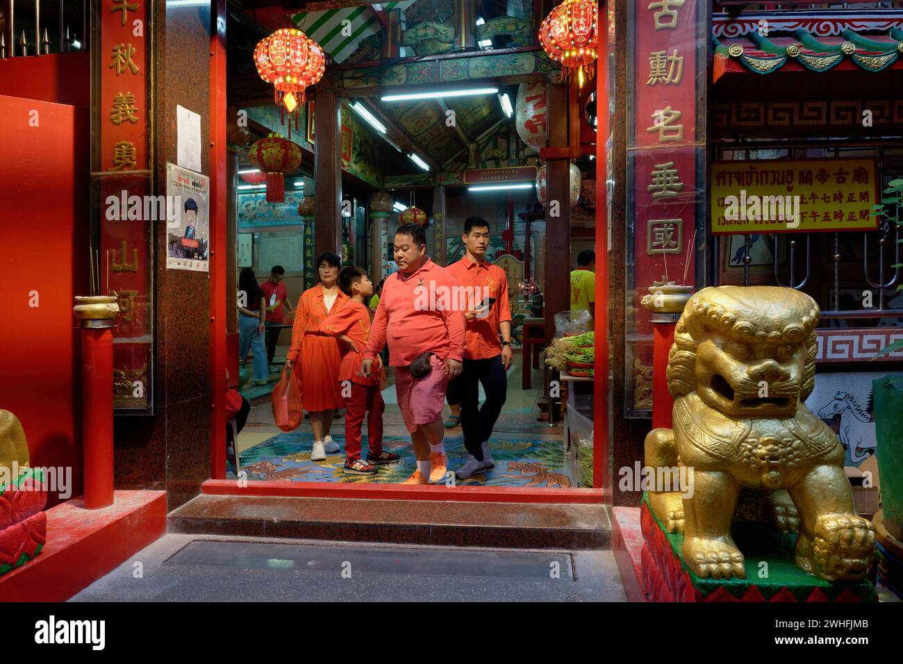 Thai-chinesische Besucher in traditioneller roter („Glücksbekleidung“) Kleidung im Sanjao Kuan Teh oder Kuan Teh Old Temple, einem taoistischen Tempel in Chinatown, Bangkok, Thailand Stockfoto