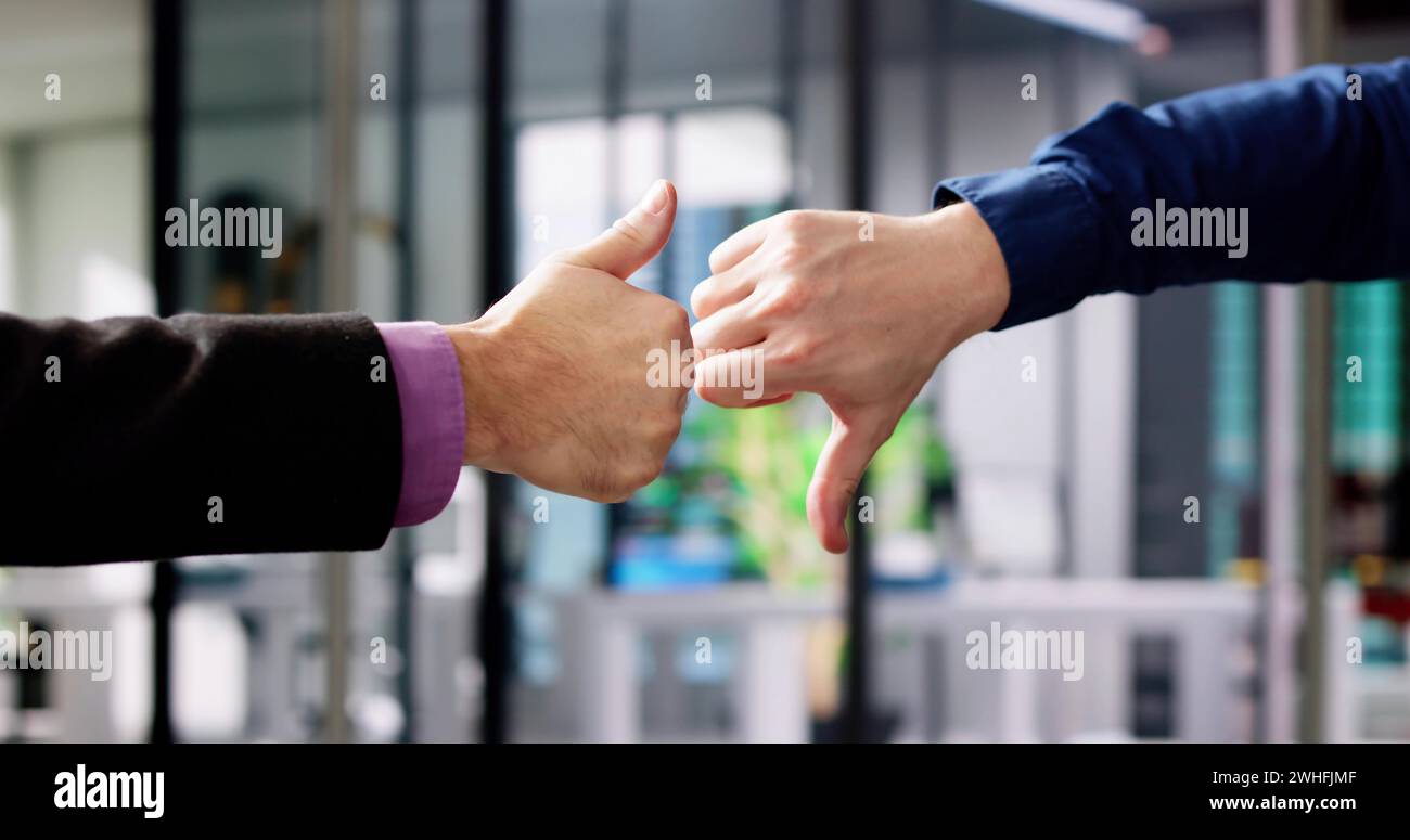 In der Nähe von zwei Geschäftsleute, die Hände sichtbar und Daumen hoch, Daumen runter Zeichen Stockfoto