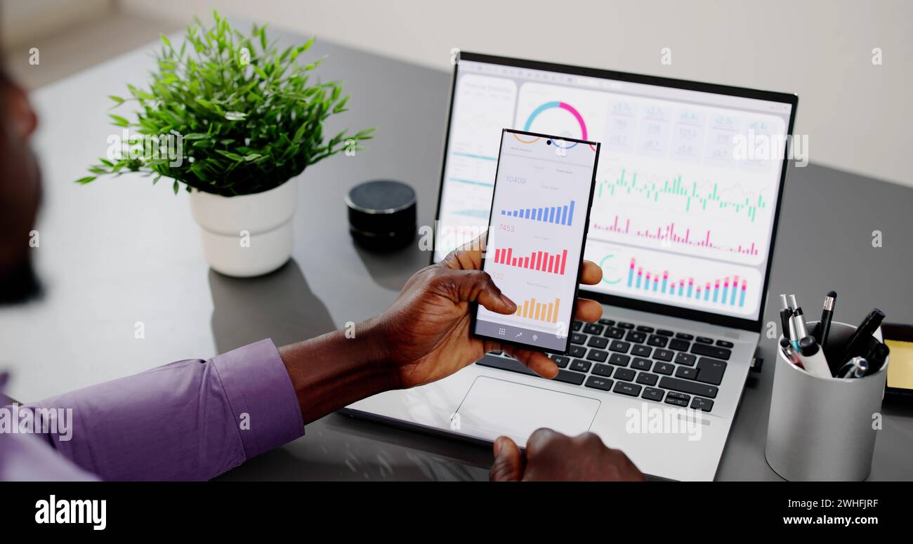 African American Data Analyst mit Data Analytics KPI Dashboard Stockfoto