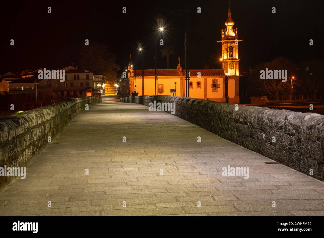 Brücke über den Rio Lima bei Nacht Stockfoto