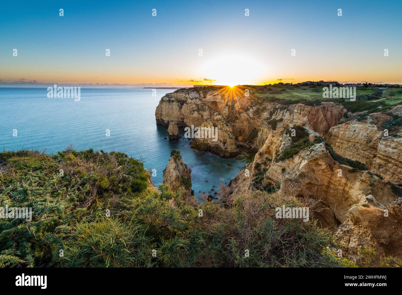 Sonnenuntergang über den Klippen und Stränden Stockfoto