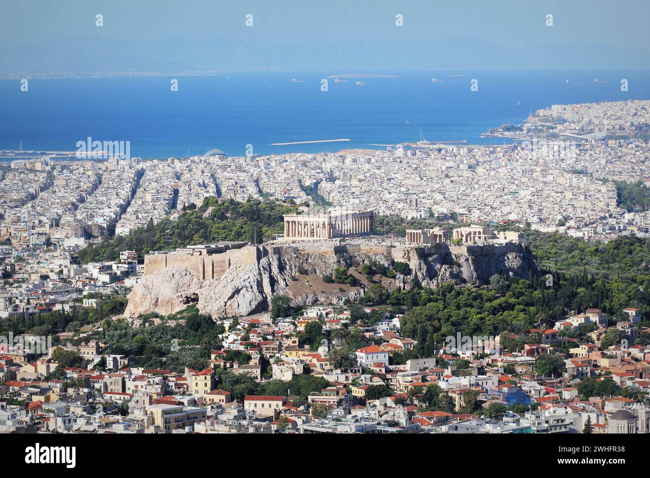 Blick über die Stadt und die Akropolis vom Lycabettus Hügel in Athen, Griechenland. Panorama von Athen . Wunderschöne Stadtlandschaft mit Meeresfrüchten Stockfoto