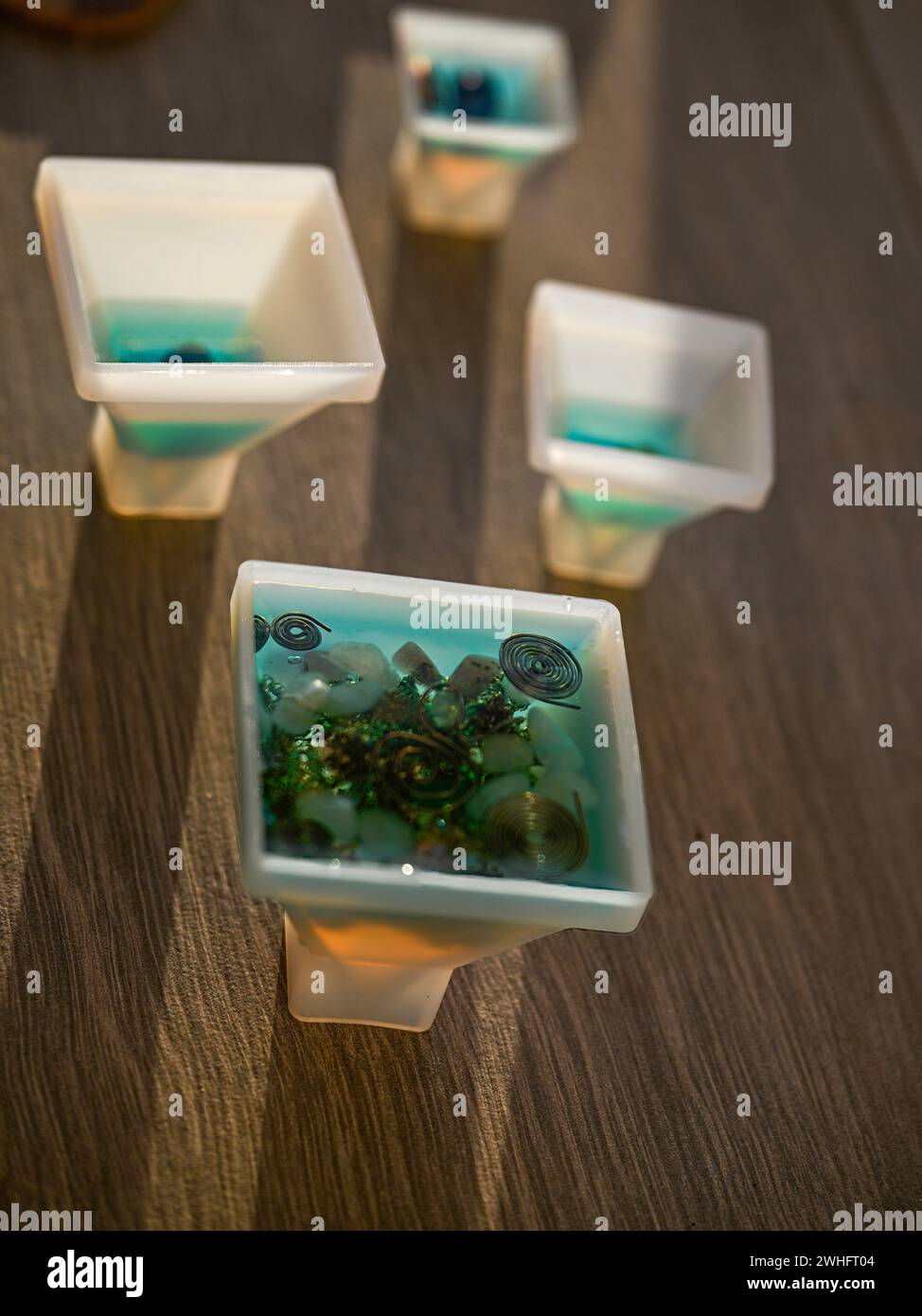 Isolierte Nahaufnahme der Herstellung und Herstellung von Orgongeneratorpyramiden in Siliziumformen Stockfoto