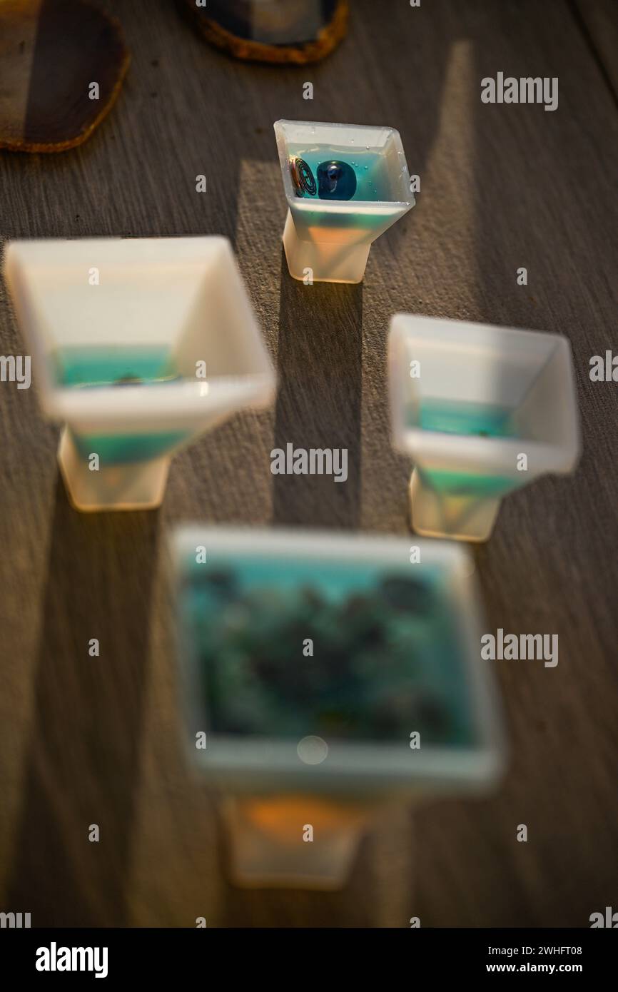 Isolierte Nahaufnahme der Herstellung und Herstellung von Orgongeneratorpyramiden in Siliziumformen Stockfoto