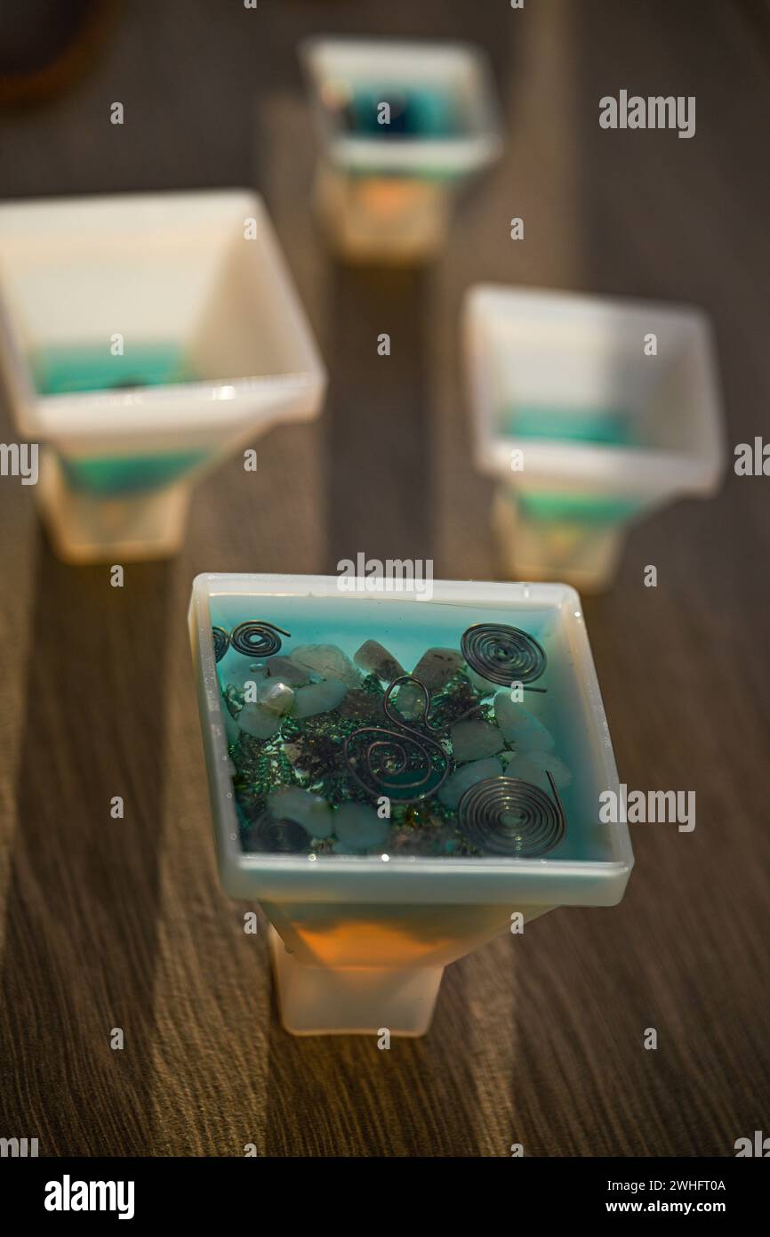 Isolierte Nahaufnahme der Herstellung und Herstellung von Orgongeneratorpyramiden in Siliziumformen Stockfoto