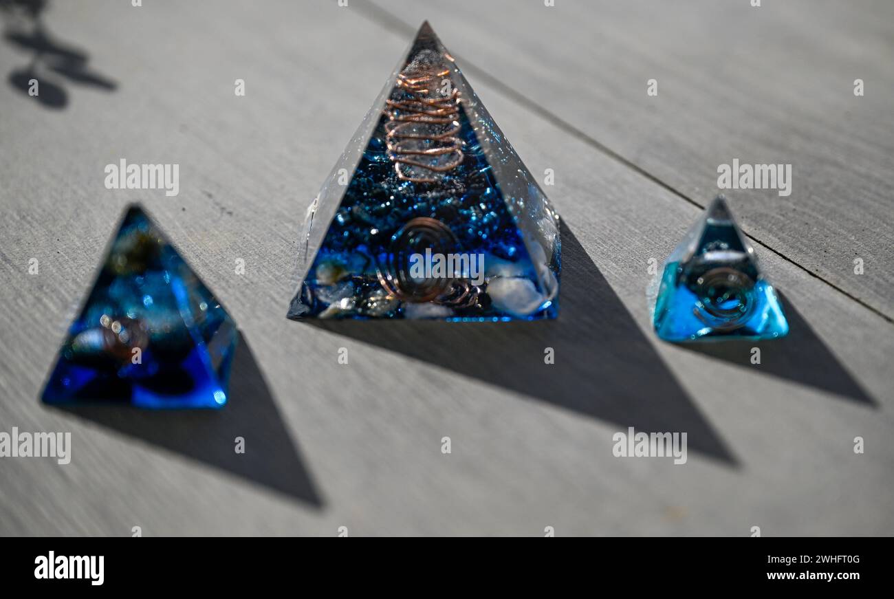 Isolierte Nahaufnahme von drei wunderschönen blauen Orgongeneratorpyramiden - Israel Stockfoto
