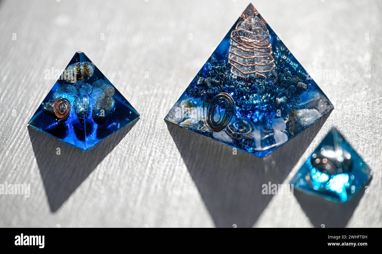 Isolierte Nahaufnahme von drei wunderschönen blauen Orgongeneratorpyramiden - Israel Stockfoto
