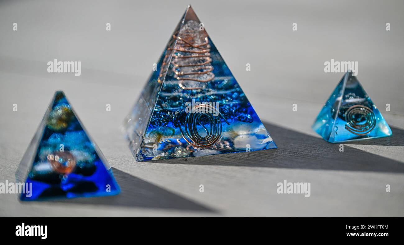 Isolierte Nahaufnahme von drei wunderschönen blauen Orgongeneratorpyramiden - Israel Stockfoto