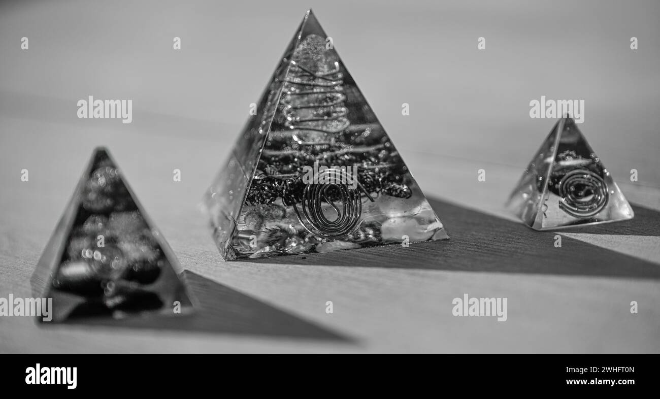 Isolierte Nahaufnahme von drei wunderschönen blauen Orgongeneratorpyramiden - Israel Stockfoto