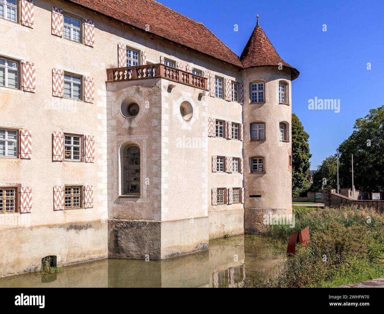Gut erhaltene Wasserburg glatt, im Dorf Sulz am Neckar, Süddeutschland Stockfoto