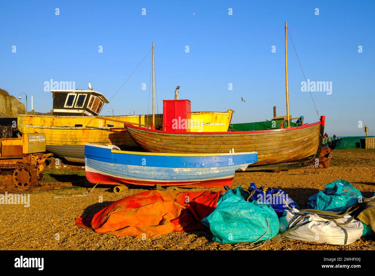 Farbenfrohe alte Fischerboote am Hastings Stade Beach, East Sussex, Großbritannien Stockfoto