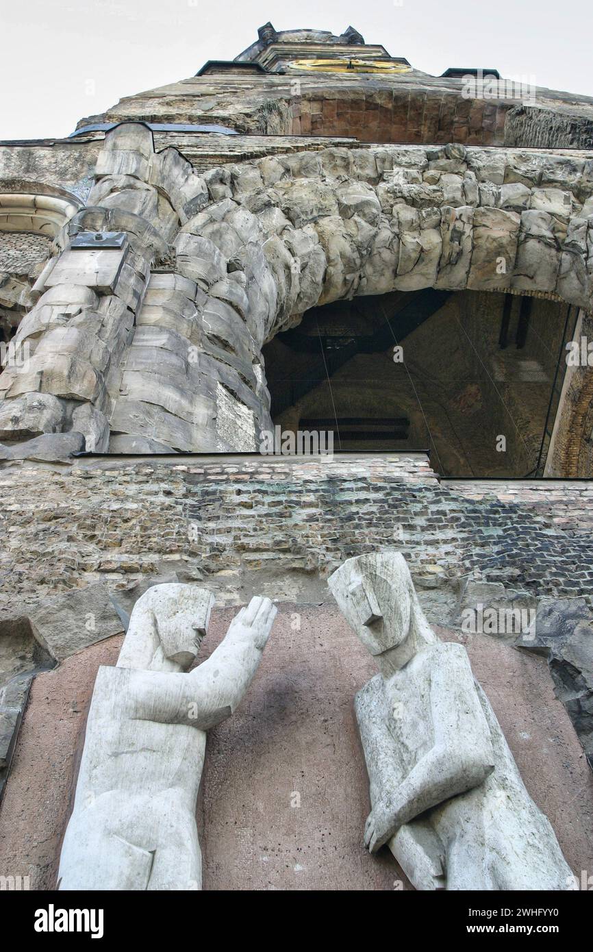 Skulpturenstreit an der Außenwand der Kaiser-Wilhelm-Gedächtniskirche in Berlin Stockfoto