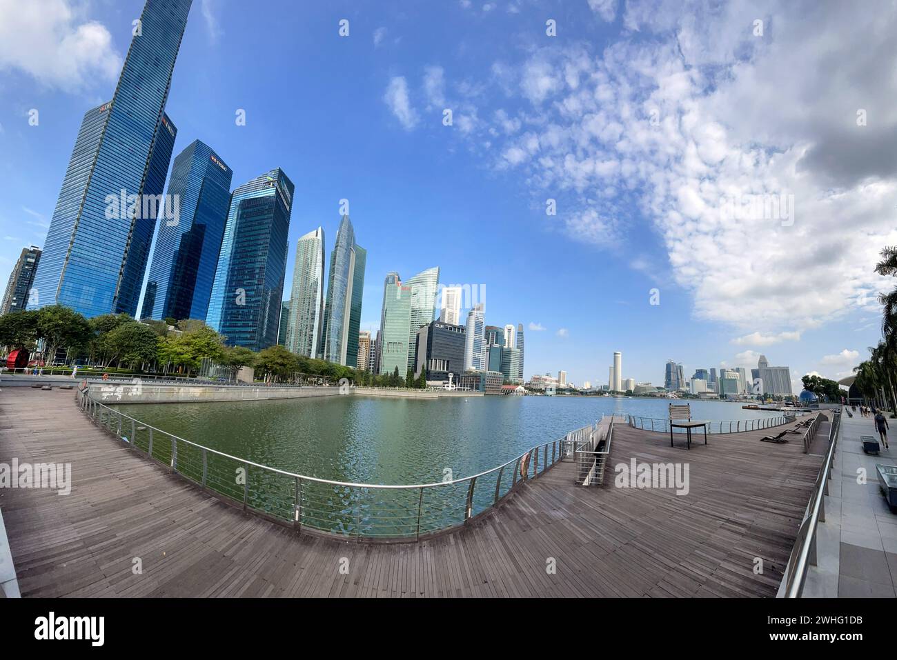 Singapur, 26. Januar 2024. Architektonische Elemente der modernen Stadt. Berühmte Marina Sands Bay mit ihren Wahrzeichen. Stockfoto
