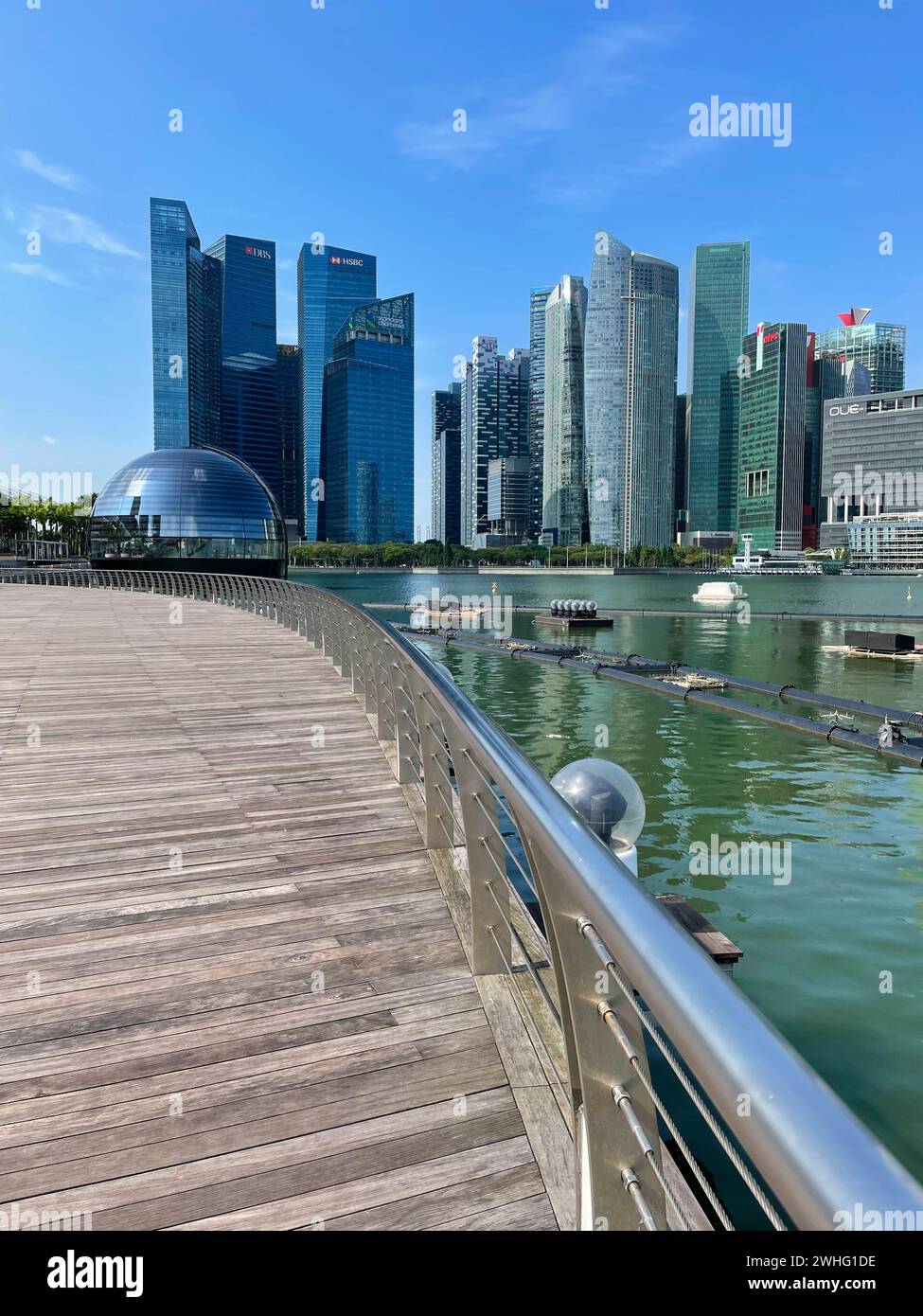 Singapur, 26. Januar 2024. Architektonische Elemente der modernen Stadt. Berühmte Marina Sands Bay mit ihren Wahrzeichen. Stockfoto