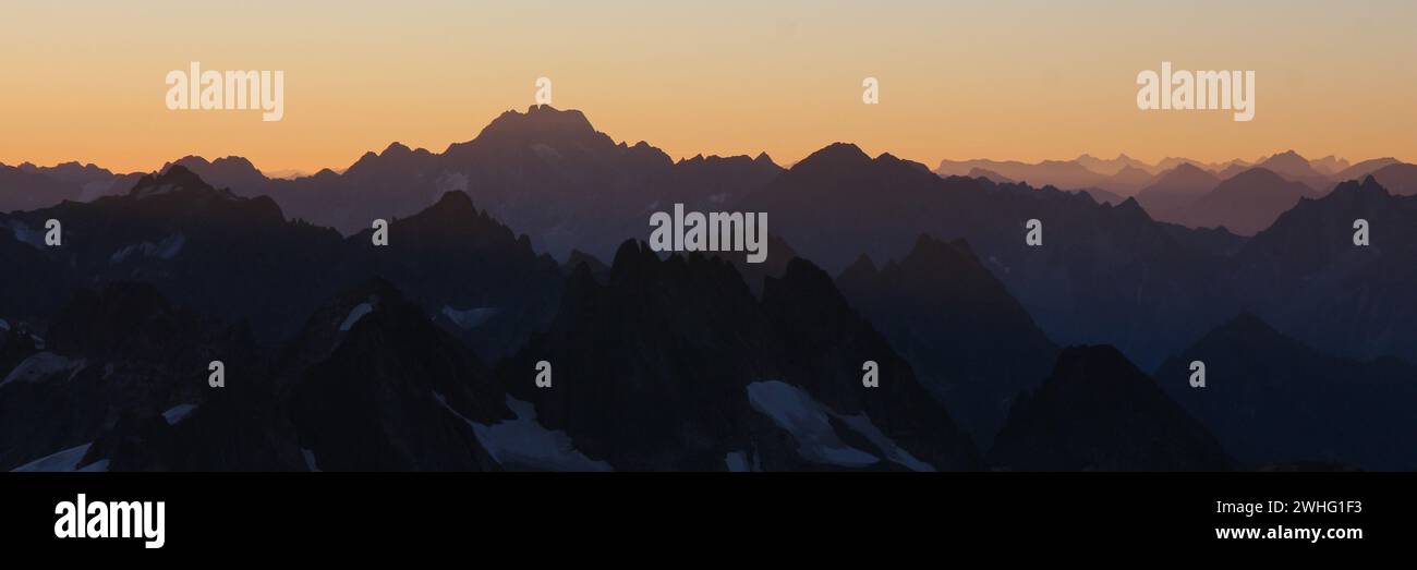 Goldenes Morgenlicht über zerklüfteten Schweizer Bergen. Stockfoto