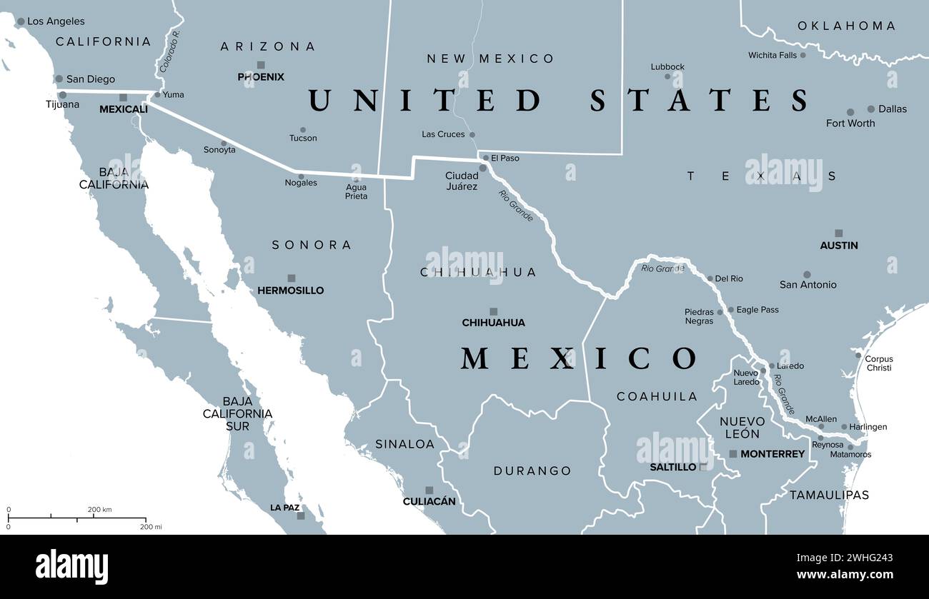 Grenze zwischen Mexiko und den Vereinigten Staaten, graue politische Karte. Internationale Grenze zwischen den Ländern Mexiko und USA mit staaten, Hauptstädten und wichtigen Städten. Stockfoto