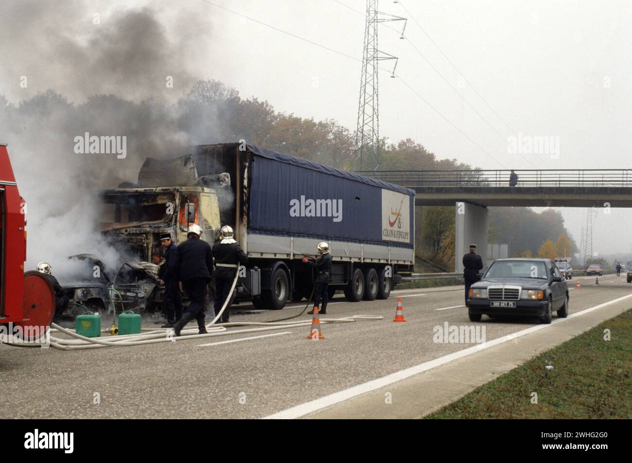 autobahnunfall mit einem LKW Stockfoto