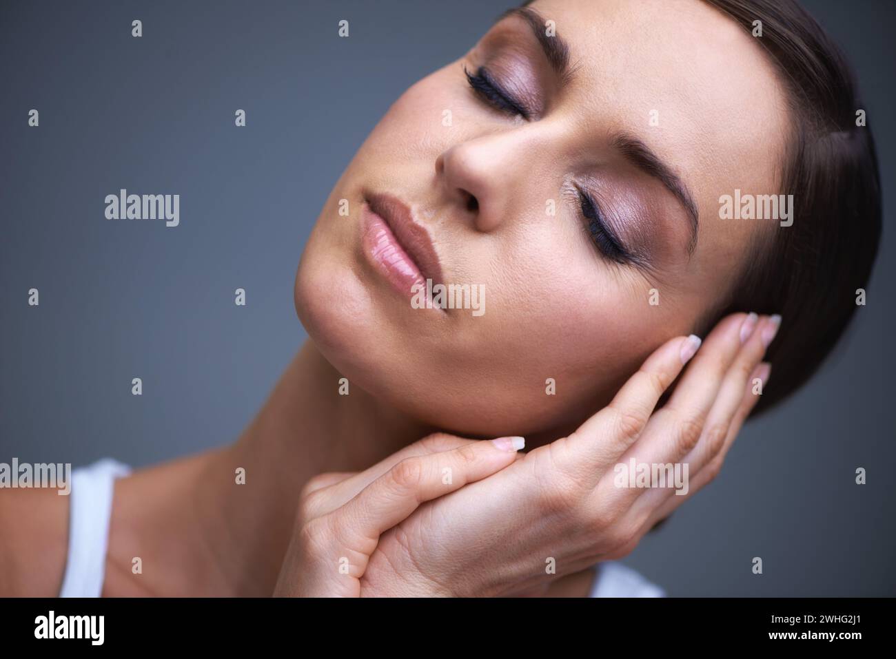 Ruhige Frau, Hautpflege und Beauty Make-up in Kosmetik oder Gesichtsbehandlung auf grauem Studiohintergrund. Gesicht einer weiblichen Person oder eines Models in Relax OR Stockfoto