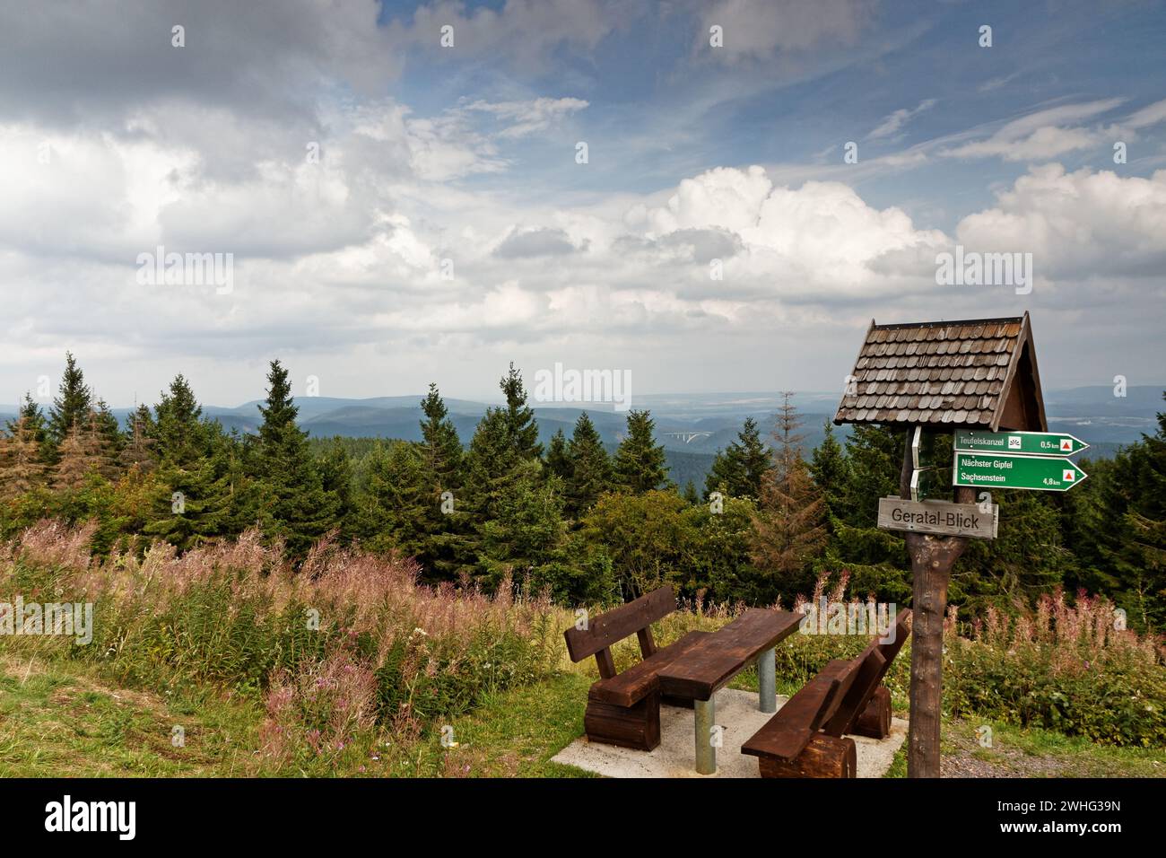Rastplatz auf dem Schnowhead-Berg im thüringer Wald Stockfoto