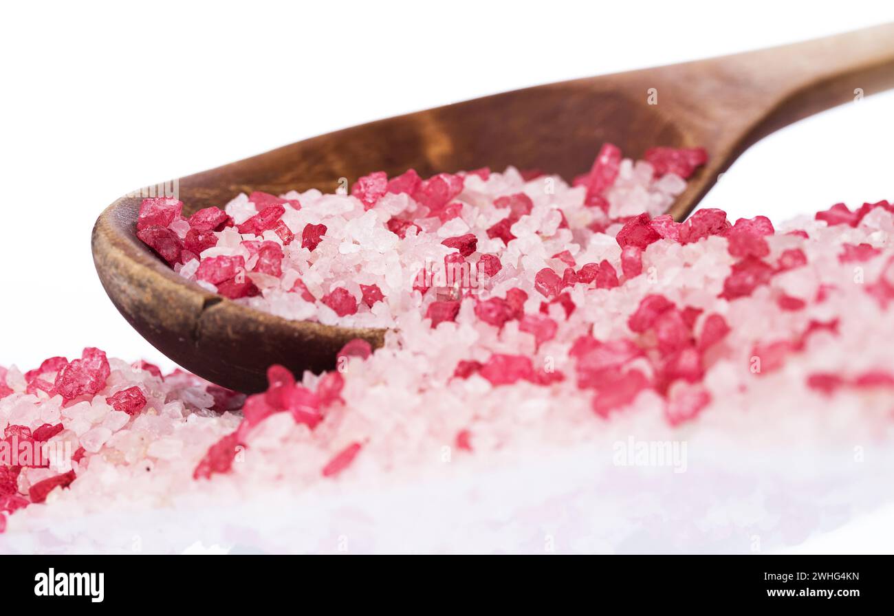 Holzschaufel mit rotem Meersalz für Spa-Behandlungen Stockfoto