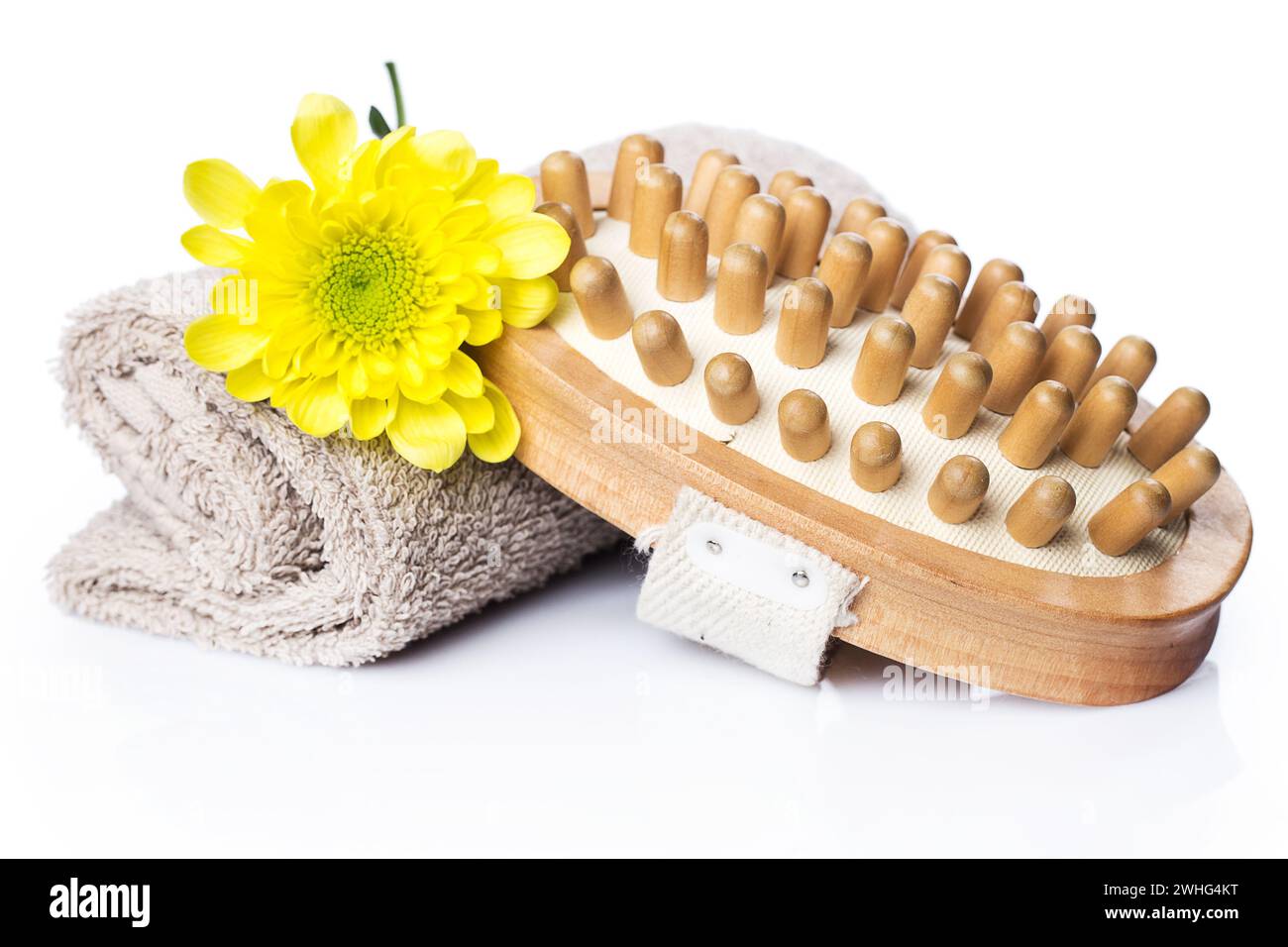Handtuch und Bürste für Massage auf weißem Hintergrund Stockfoto