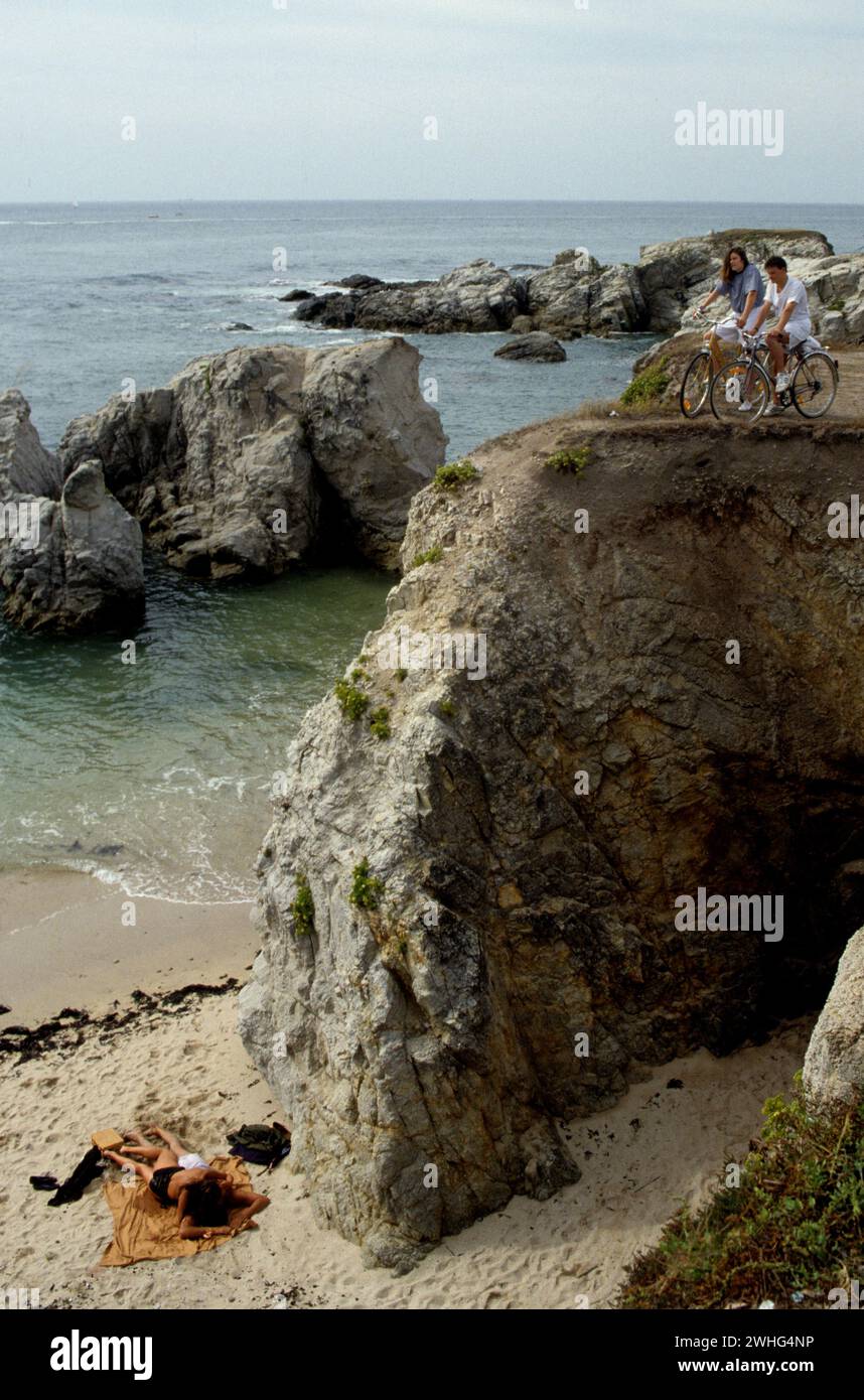 france atlantique cote sauvage le croisic le pornichet bretagne Paar in Bezug auf die Velo Balade rivage Küste mit Blick auf das Meer Stockfoto