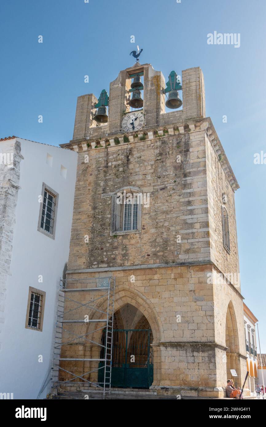 Glocke Und Uhrenturm Der Kathedrale Von Faro Faro Die Algarve Portugal 6. Februar 2024 Stockfoto