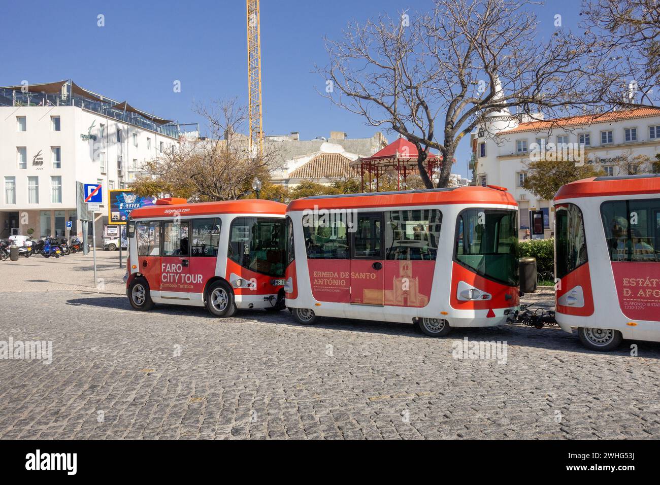 Touristenzug In Faro City Tour Zugfahrzeug Faro Die Algarve Portugal 6. Februar 2024 Stockfoto