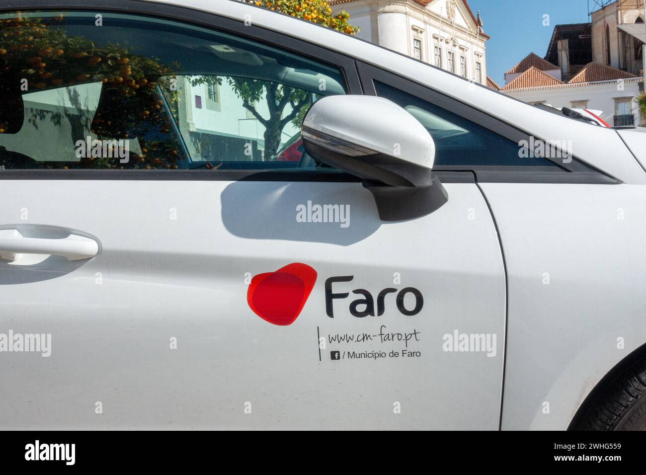 Städtisches Fahrzeug Von Faro Mit Herzlogo, Geparkt Am Kathedralenplatz Faro Portugal, 6. Februar 2024 Stockfoto