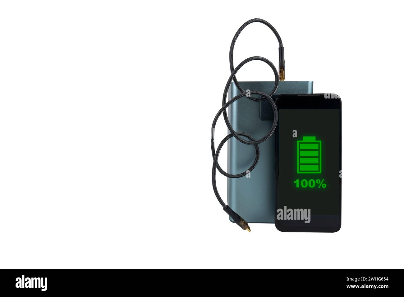 Smartphone neben einer Powerbank (Ladestation) mit USB-Kabel auf weißem Hintergrund. Auf dem Smartphone-Bildschirm wird eine grüne Anzeige von 100 % angezeigt Stockfoto